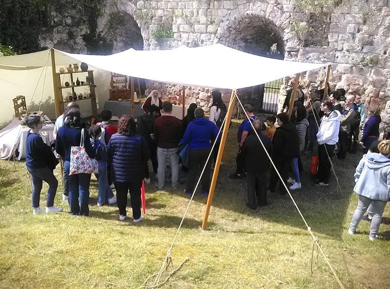 Scalpel et Matula Beaumont_02 Animation devant le public sous le auvent de Scalpel et Matula installé dans le donjon du château de Beaumont sur Oise