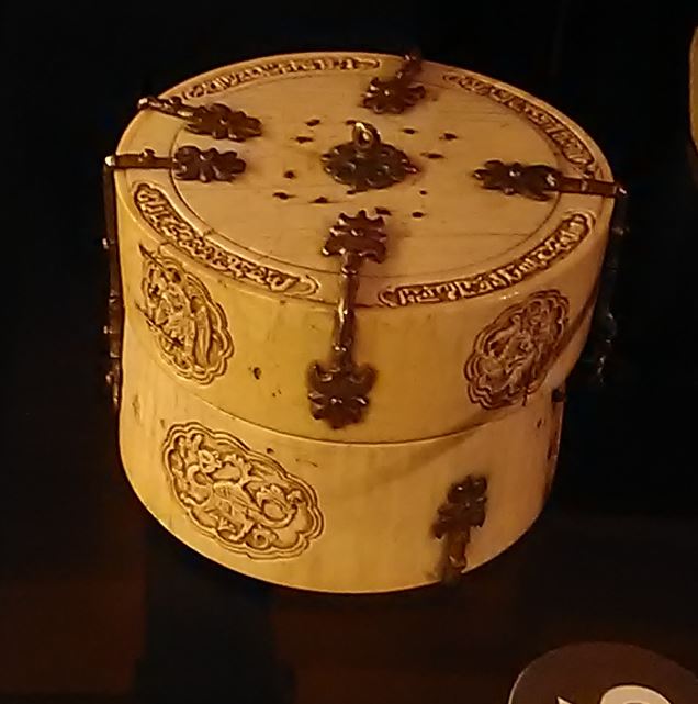Scalpel_et_matula_Chinon_boite Boite en ivoire et pentures de fer XII/XIIIème siècle possiblement utilisée pour des matières précieuses