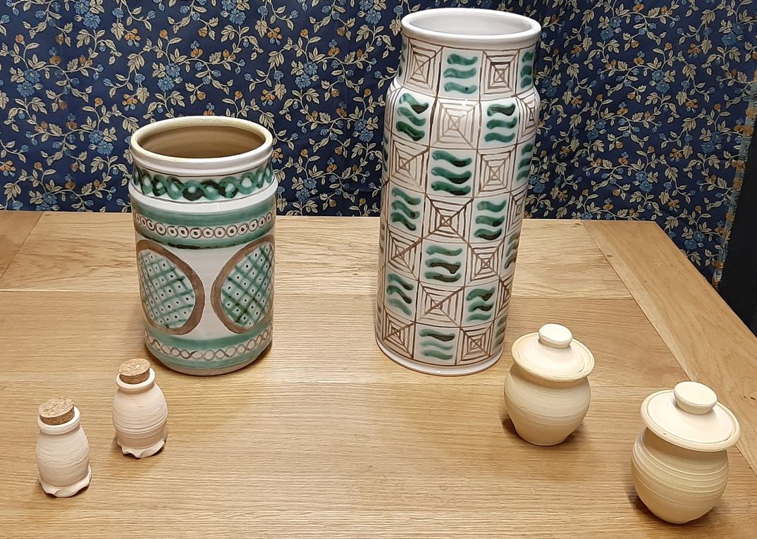 Albarelles XIII et XIVème et pots à onguents