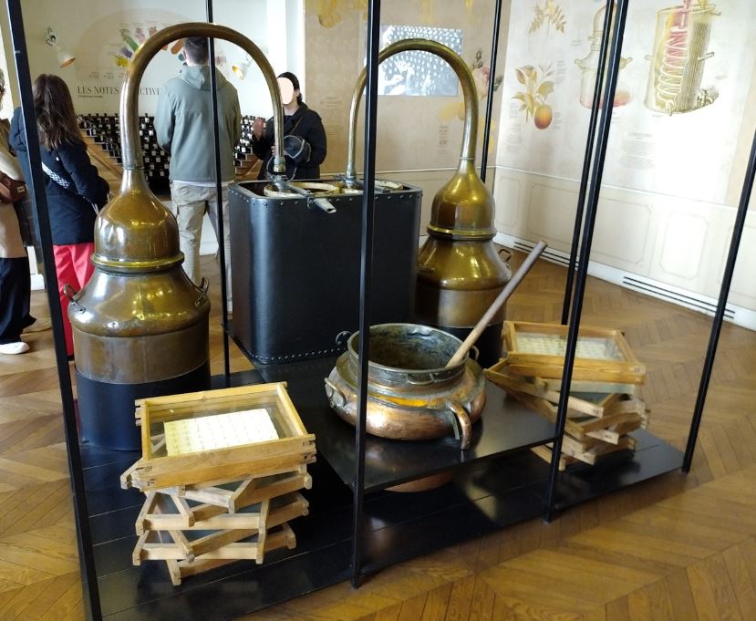 Alambic et matériel de préparation de parfums