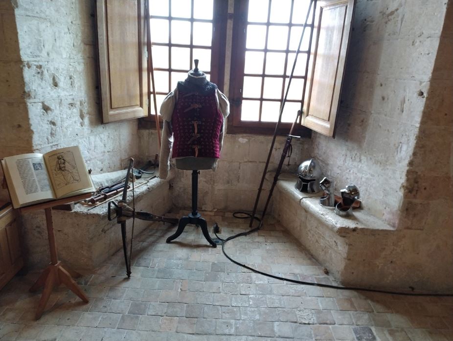 Armement défensif et offensif du bas Moyen Age.