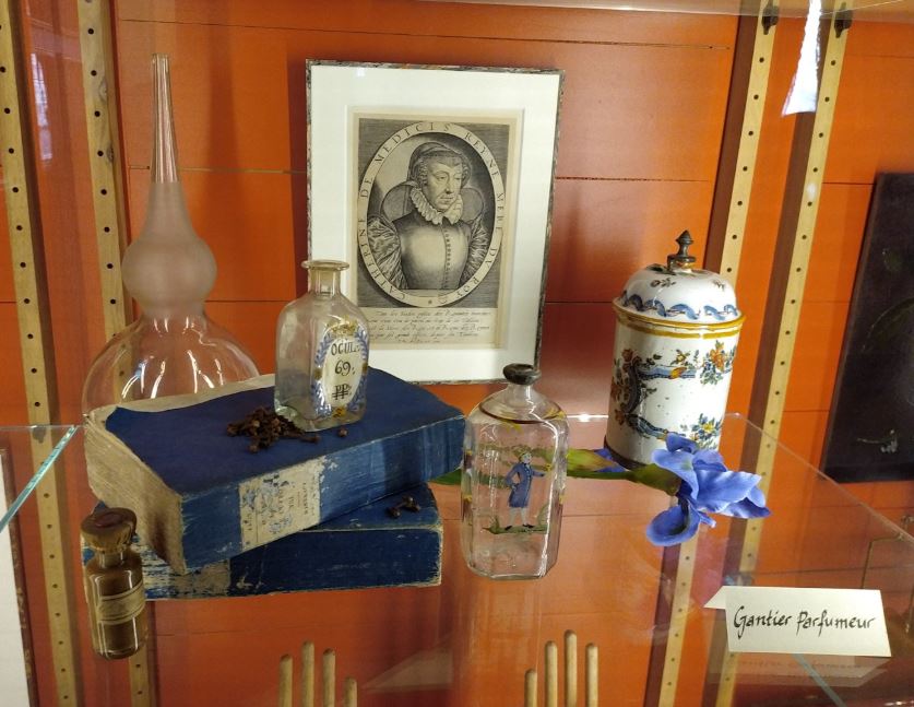 Vitrine sur les gantiers parfumeurs