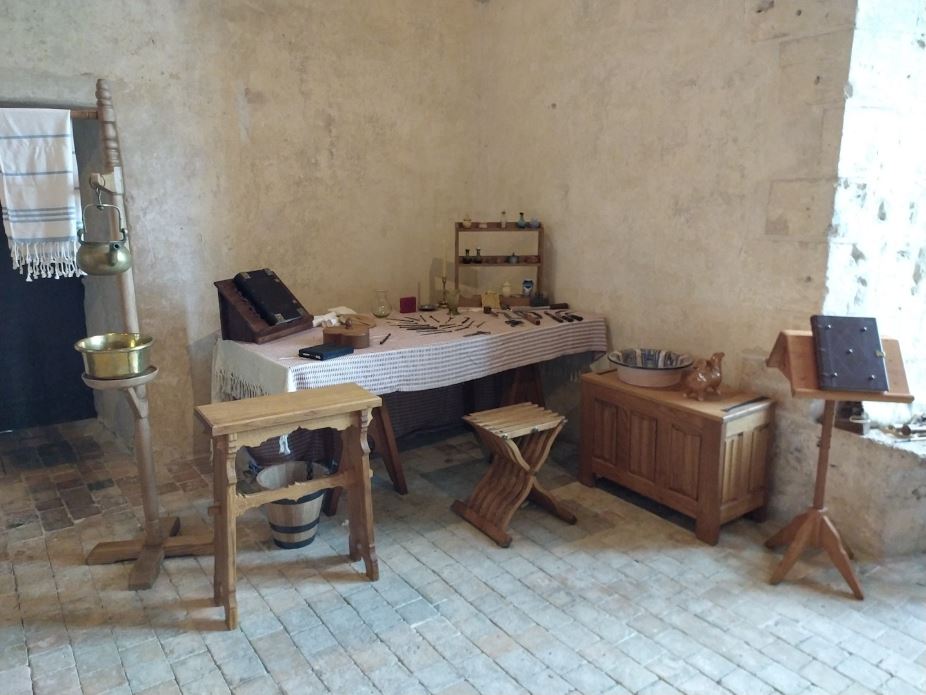 Table de chirurgie médiévale 