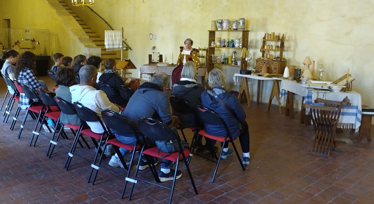 Présentation au public dans le décors Scalpel et Matula Renaissance.