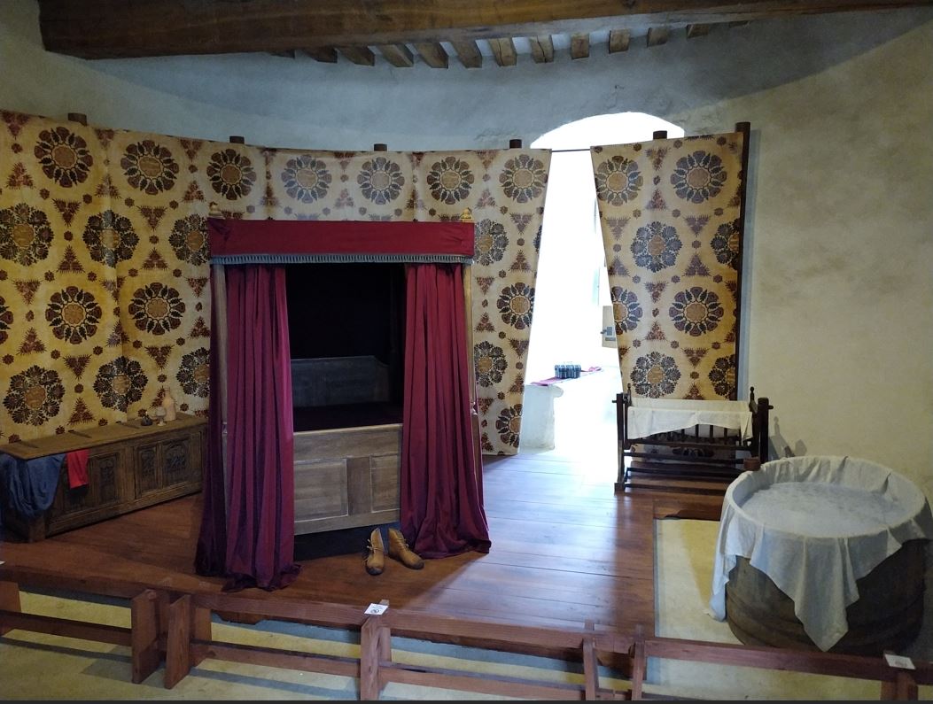 Reconstitution de chambre seigneuriale dans le Donjon