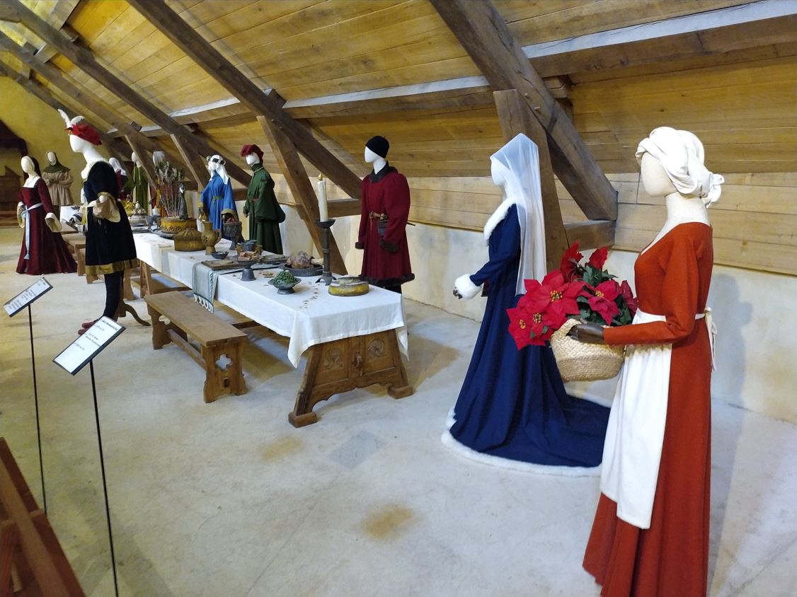 Exposition de costumes au premier étage de l'auditoire